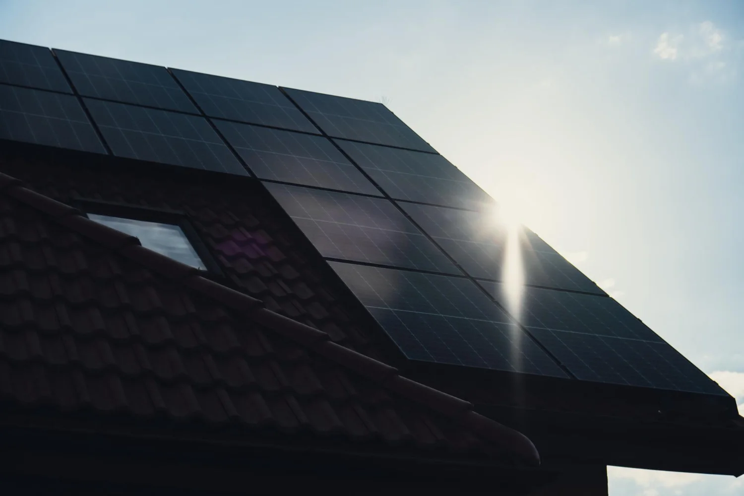 new-ecologic-house-with-solar-panels-alternative-conventional-energy-battery-is-charged-from-solar-cell-advertisement-green-energy-sustainable-life-renewable-copy